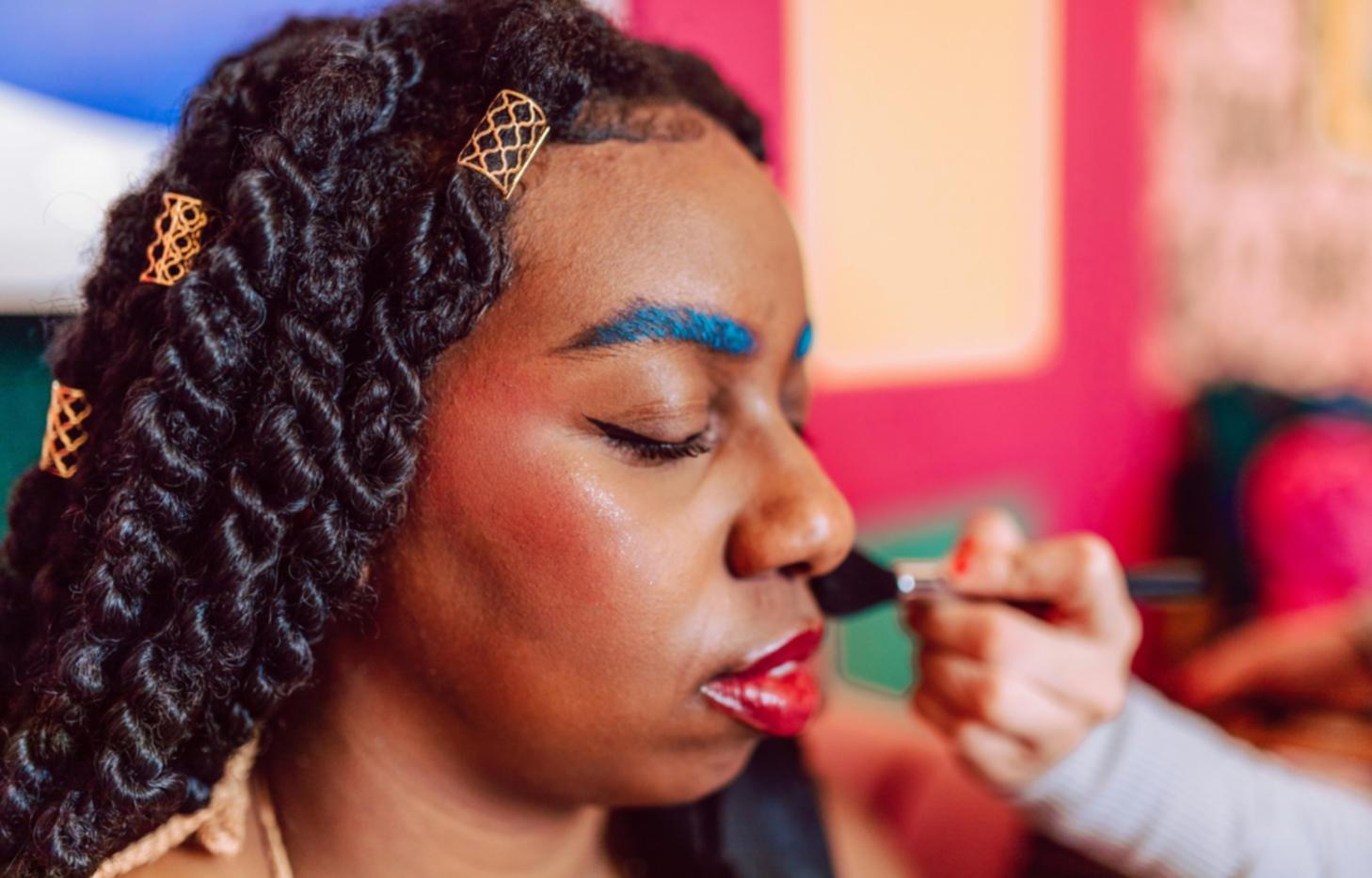 Verschiedene Make-up-Produkte arrangiert nach Hauttyp-Kategorien