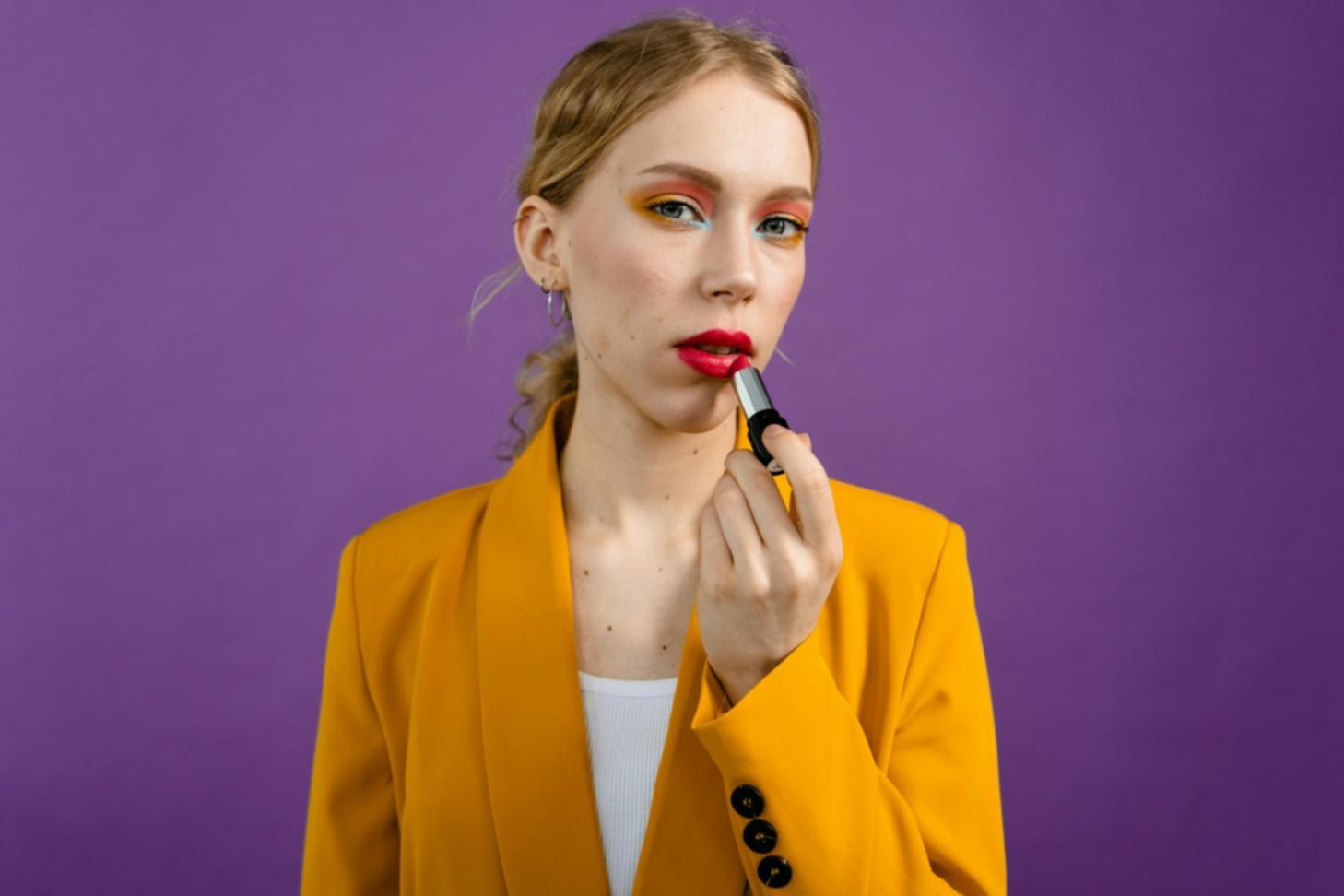 Professionelle Make-up-Anwendung demonstriert verschiedene Techniken