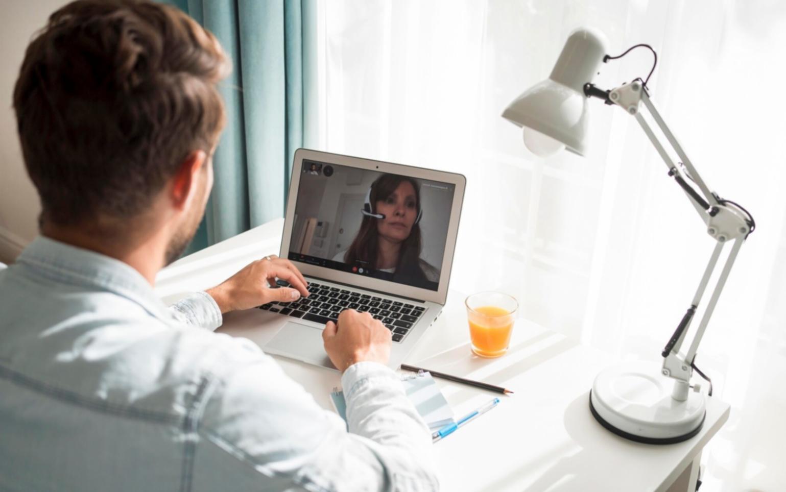 Praktische Make-up-Schulung in kleiner Gruppe